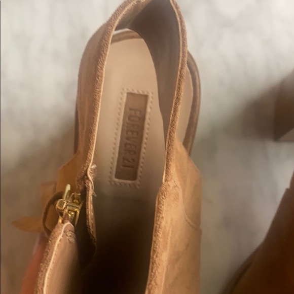 BRAND new! Suede heels - Picture 6 of 7